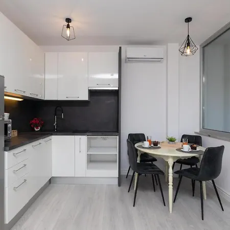 Leora Deluxe Apartment *