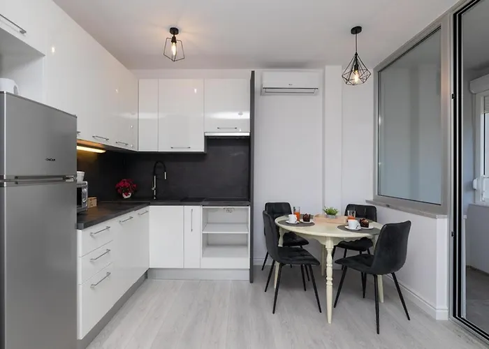 Leora Deluxe Апартаменты *